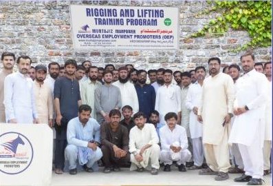 Candidates gathered after a rigging and lifting training programme